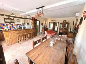 拉海瑞德拉Villa private pool La Herradura的一间带木桌的客厅和一间厨房