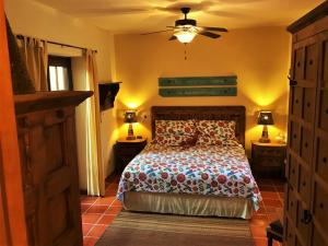 洛雷托Casa Sierra by Casago的一间卧室设有一张床、两盏灯和一个天花板。