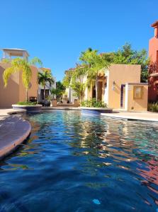 洛雷托Casa Sierra by Casago的房屋中间的游泳池