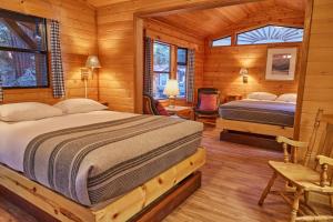 大苏尔Big Sur Campground and Cabins的小木屋内一间卧室,配有两张床