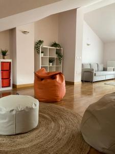 扎马亚Bonbillo - ONGI ETORRI的客厅配有两张长椅和一张沙发