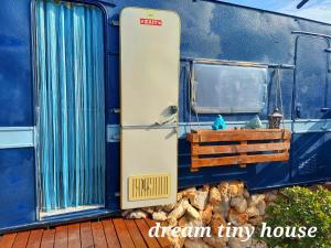 干尼亚Dream Tiny House or Luxus Tent with pool的蓝色火车的敞开门,带窗户