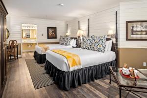 圣路易斯-奥比斯保苹果农场旅馆的酒店客房设有两张床和一张桌子。