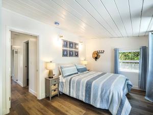 圣克鲁兹Fantastic 2 bedroom Cottage, 5min to beach的一间卧室设有一张大床和一个窗户。