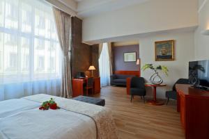 布拉格贝唯酒店的酒店客房设有床和客厅。