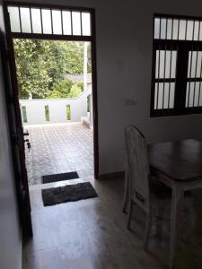 乌纳瓦图纳Zentinal的一间带桌子的用餐室和通往庭院的门