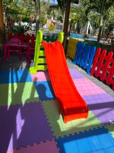 卡诺格布拉达Milano Hotel Pousada Canoa Quebrada的餐厅内一个带滑梯的色彩缤纷的游乐场