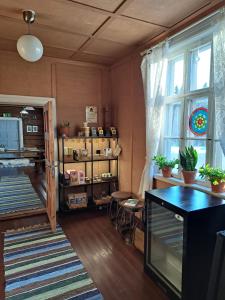 科林基拉Kolin Keidas的客厅配有桌子和窗户