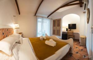 维琪奥港Hôtel Palombaggia的一间卧室配有一张大床和毛巾