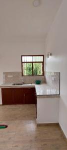 乌纳瓦图纳Zentinal的白色的厨房设有水槽和窗户
