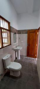 乌纳瓦图纳Zentinal的一间带卫生间和水槽的浴室