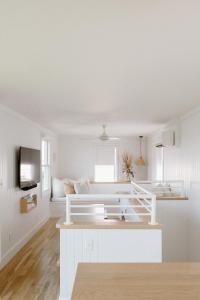 来特斯维比奇The Sunsetter by WB Abodes的白色的客房配有床和沙发
