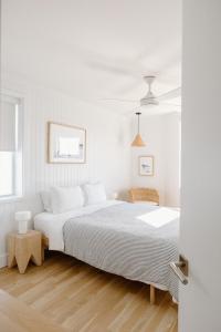 来特斯维比奇The Sunsetter by WB Abodes的一间白色卧室,房间内设有一张大床