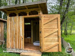 杜谢Parc animalier du Hérisson的通往带门的木外屋的敞开门