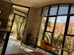 皮斯科艾齐卡瓦尼亚斯卡瓦利亚里住宿加早餐旅馆的一间卧室设有大型玻璃门,享有美景。