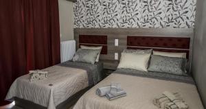 普雷韦扎Senia Holidays的一间卧室配有两张带毛巾的床