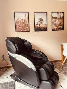 吕伯克Stylisches modernes Apartment, Sauna und Wellness Top Lage的一张黑色皮革躺椅