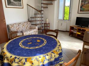 PremenoLa Stazione的客厅配有蓝色和白色的桌子和沙发