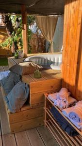 布鲁塞尔Superbe appartement avec jardin, sauna et jacuzzi的木制客房 - 带床