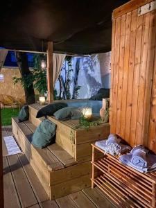 布鲁塞尔Superbe appartement avec jardin, sauna et jacuzzi的配有一张大型木制床的客房内