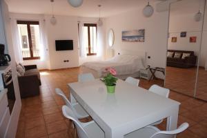 里米尼Appartamento in piazza CAVOUR centro storico Rimini的客厅配有白色的桌子和椅子
