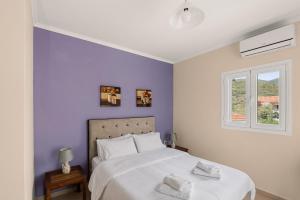 卡拉瓦杜斯Mandi's Apartments的卧室配有白色的床和窗户。