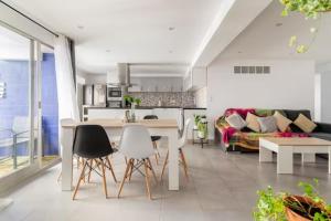 甘迪亚Habitaciones privadas en precioso piso compartido的厨房以及带桌椅的起居室。