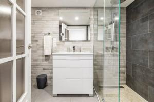 甘迪亚Habitaciones privadas en precioso piso compartido的一间带水槽和玻璃淋浴的浴室