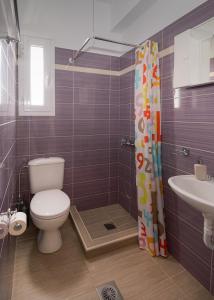卡拉瓦杜斯Mandi's Apartments的一间带卫生间和水槽的浴室