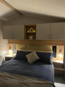 梅布尔索普Golden Sands Retreat的一间卧室配有一张大床和木制床头板