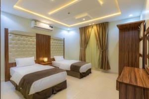 艾卜哈ساوث ستار的酒店客房设有两张床和电视。
