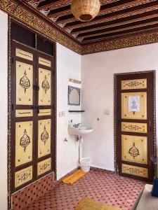 马拉喀什Hostel Kech Vibe的浴室设有2扇门和水槽