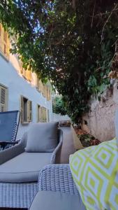 伊斯坦布尔Beautiful Villa with Garden Princess Islands的庭院设有藤椅和沙发