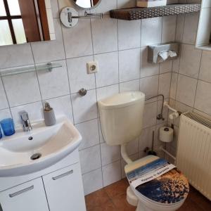 比苏姆Ferienwohnung und Appartementvermietung Haus-Kaiser的一间带卫生间和水槽的浴室