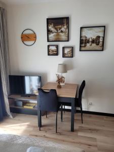 埃尔布隆格Apartament przy Starówce的一间带桌子和电视的用餐室