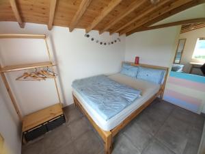 波尔图镇Cosy Private Cottage w/sea views & wifi的一间小卧室,卧室内配有一张床铺