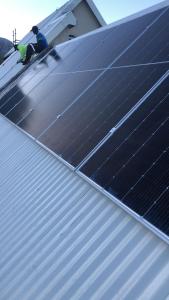 开普敦Clarence House的屋顶上的人,上面有太阳能电池板