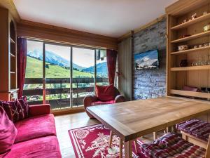 拉克吕萨Studio La Clusaz, 1 pièce, 4 personnes - FR-1-437-8的客厅设有桌子和大窗户