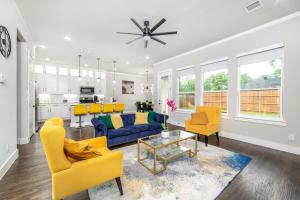 达拉斯Spectacular 4BRs Home in Downtown Dallas的客厅配有黄色椅子和蓝色沙发