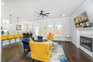 达拉斯Spectacular 4BRs Home in Downtown Dallas的客厅设有黄色椅子和壁炉