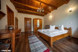 伯伊莱图什纳德Pensiunea Flora的一间卧室设有一张床和木制天花板