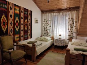 KrempnaHajstra的一间卧室设有两张床和窗户。