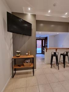 乌斯怀亚Isla Bonita Suites的客厅设有壁挂式平面电视。