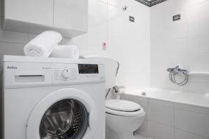 ZipárionIliana's House的白色的浴室内配有洗衣机。