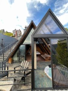 贾马里海姆森Nirvana dağ evleri的甲板上设有浴缸的玻璃屋