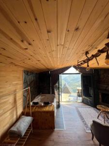贾马里海姆森Nirvana dağ evleri的大型客房设有床和大窗户。
