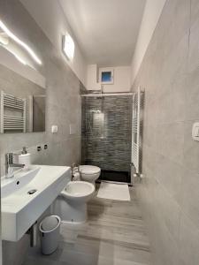 布林迪西Rosaria's Home的浴室配有2个盥洗盆、卫生间和淋浴。