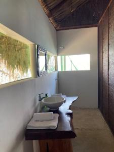 格兰德岛Isla Única的浴室设有木台上的两个盥洗盆