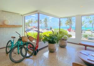 马塞约蓬豪园马塞约酒店的两辆自行车停放在一间享有海景的房间