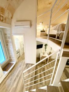 滨海波利尼亚诺Stella Marina Luxury的卧室和卧室的楼梯